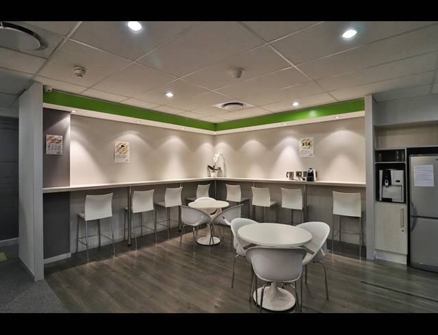62M² SERVICED OFFICE TO LET IN FOURWAYS